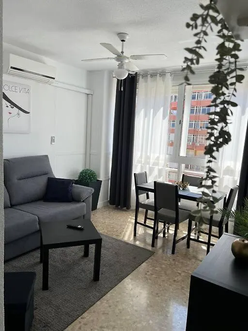 Apartments In Center 托雷莫利诺斯